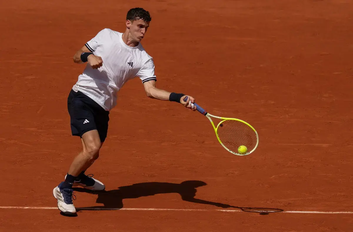 Argentine Outsider Stuns Jannik Sinner in French Open Upset