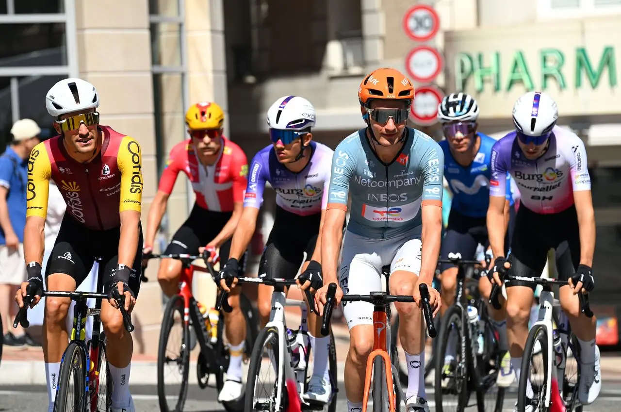 Carlos Rodríguez struggles with unexplained leg weakness during Vuelta a España stage in Andorra