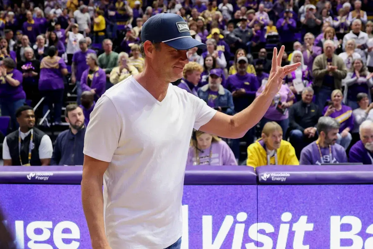Kiffin Cracks Jokes at LSU Event After Receiving Top Honor