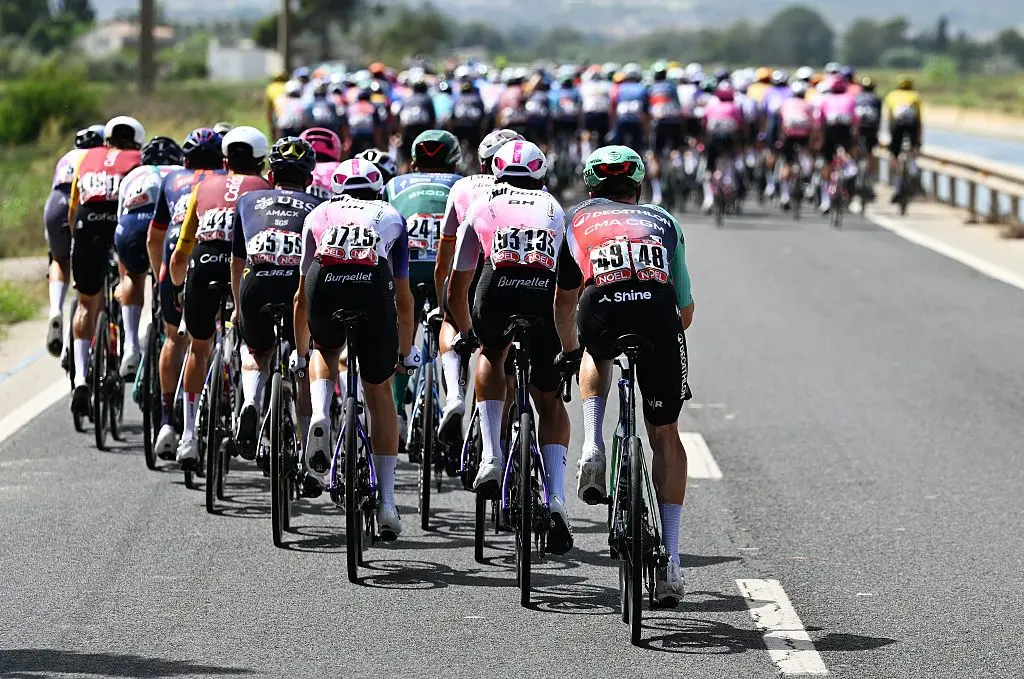 Pedersen Sacrifices Win to Shield Skjelmose in Vuelta Crosswinds