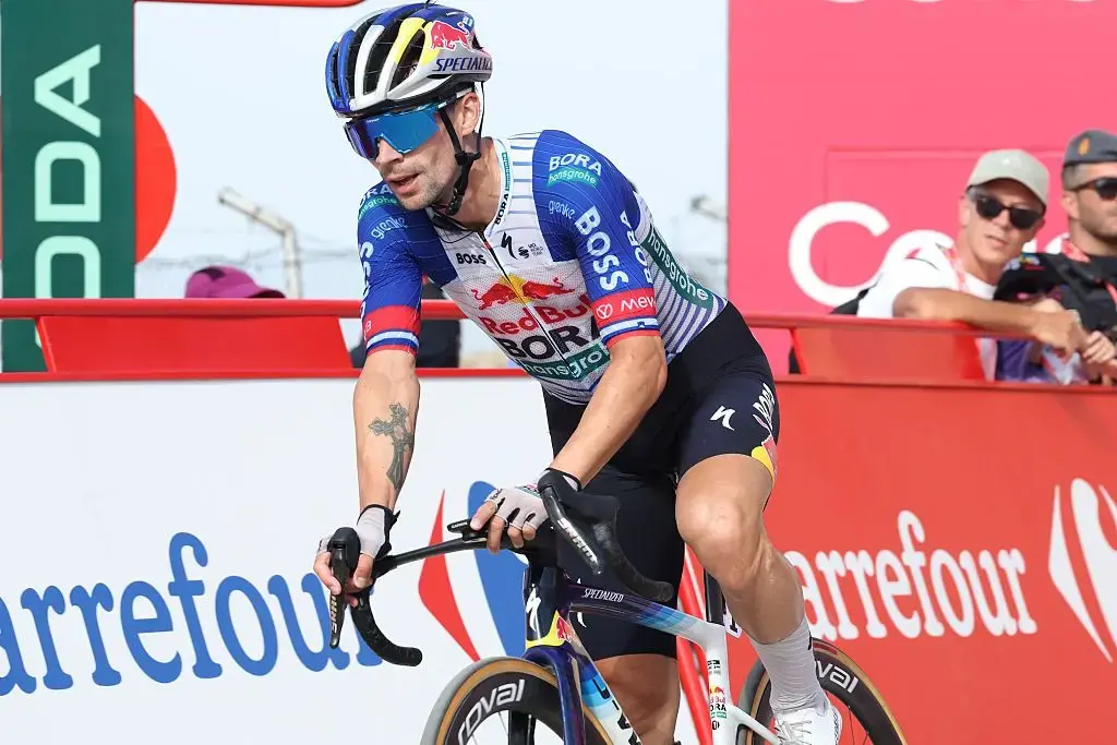 Enric Mas Maintains Strong Position in Vuelta a España Despite Time Loss