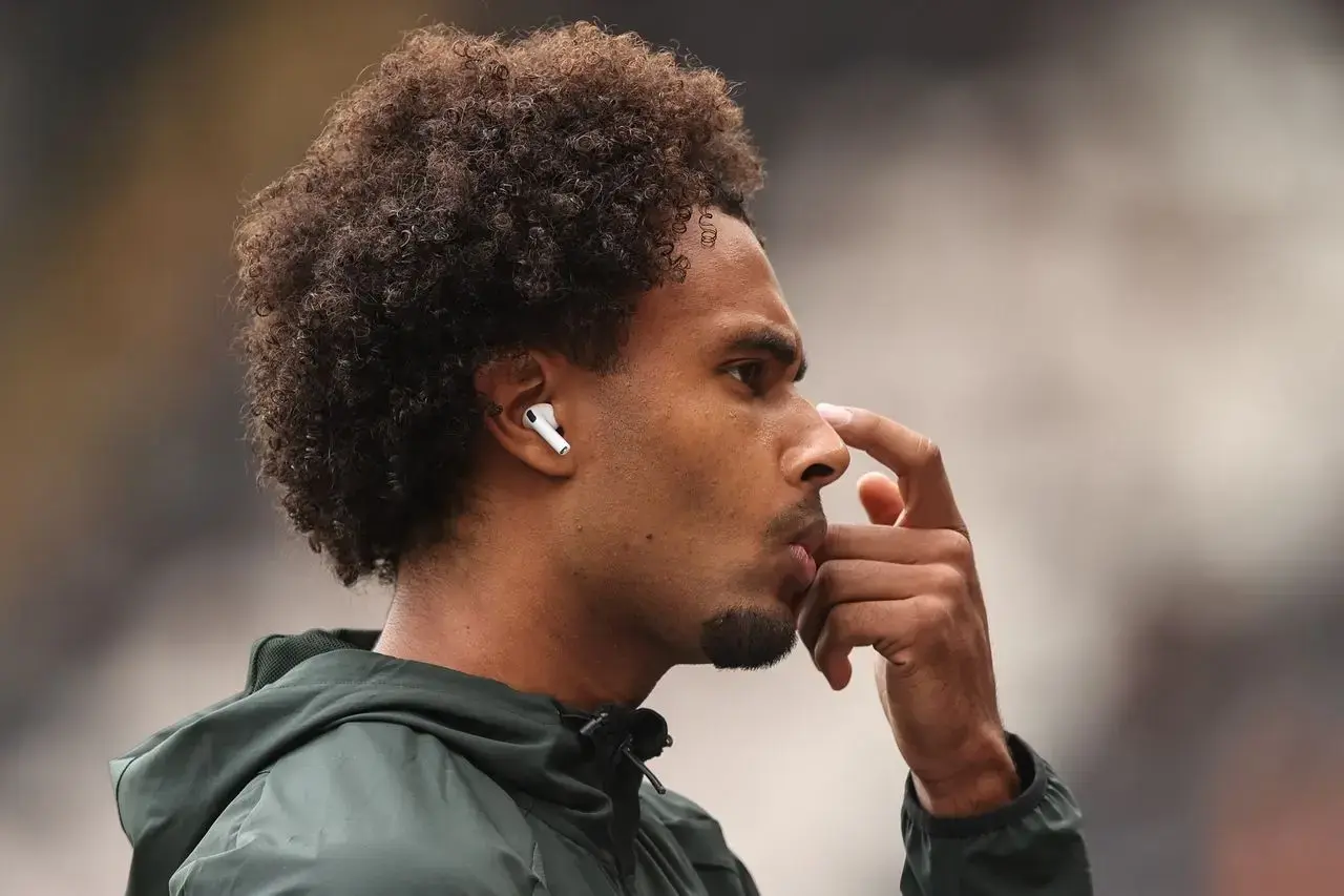 Everton close in on late loan deal for Manchester United striker Joshua Zirkzee