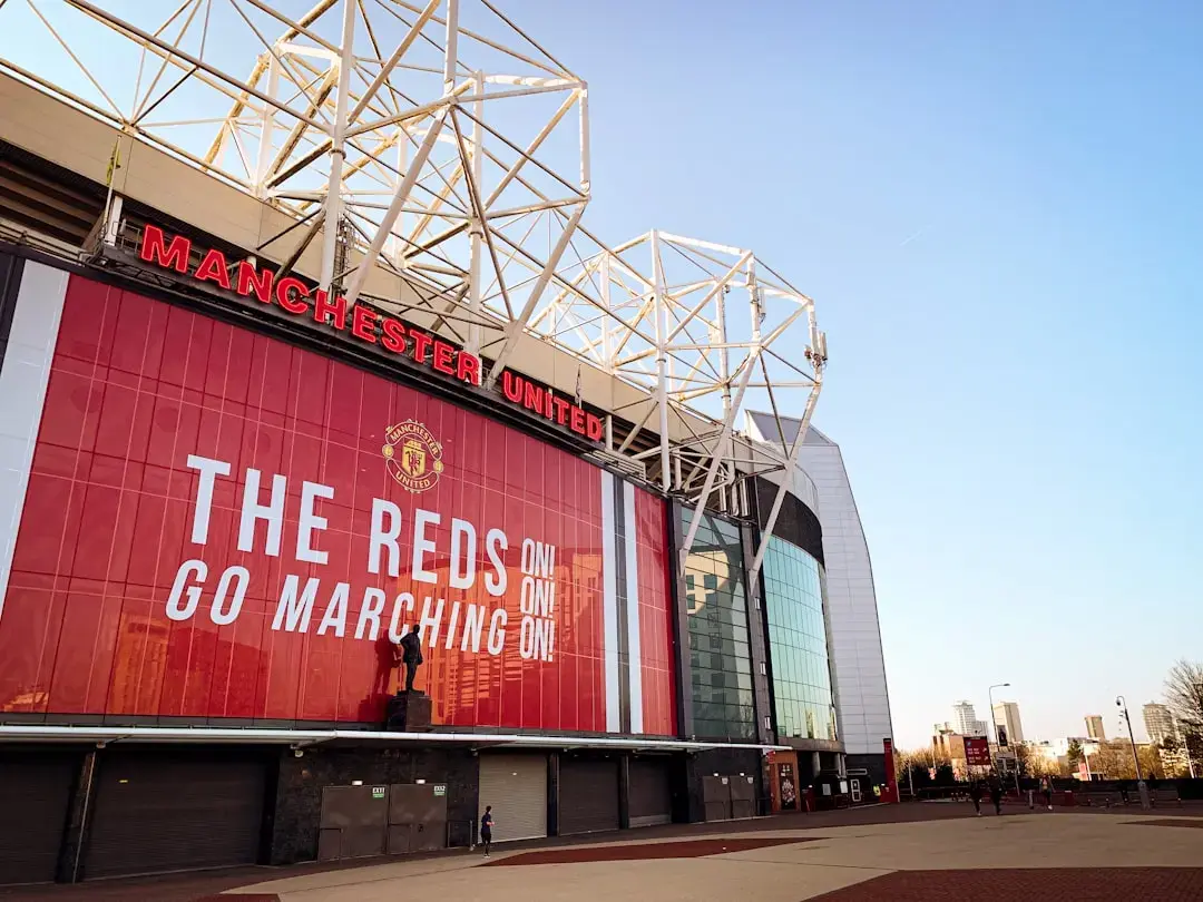 Manchester United targets top-four finish against wealthier rivals