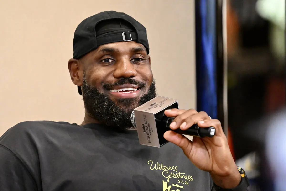 LeBron James Holds Tyrese Maxey’s Baby During 76ers Scrimmage